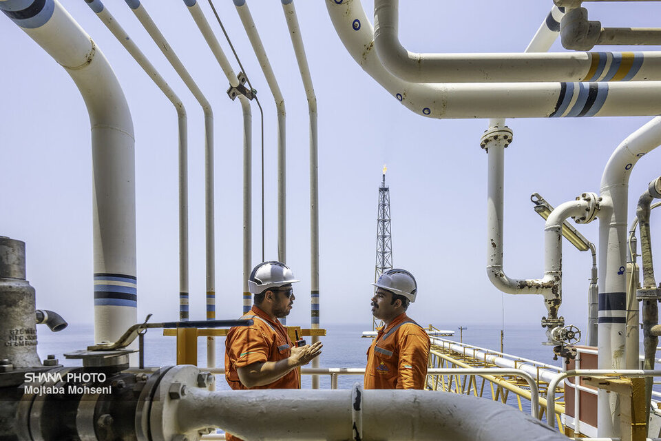 همسویی دیدگاه‌های کمیسیون انرژی مجلس و وزارت نفت درباره سقف حقوق کارکنان عملیاتی، عضو هیئت رئیسه کمیسیون انرژی مجلس شورای اسلامی با بیان اینکه کارکنان صنعت نفت نقش کلیدی در اقتصاد کشور دارند، گفت: نمایندگان عضو کمیسیون و مسئولان وزارت نفت در برداشتن سقف حقوق کارکنان عملیاتی نفت هم‌نظر هستند.