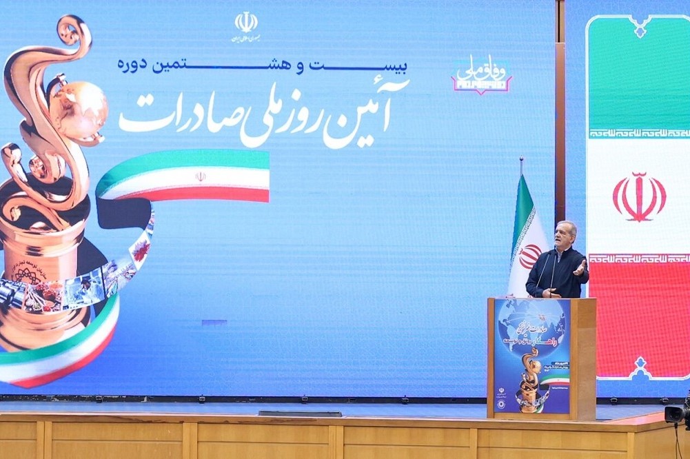 به گزارش خبرانرژی، رئیس‌جمهور با بیان این مطلب در آئین بیست و هشتمین دوره روز ملی صادرات گفت: تعهداتی که مجلس بر گردن دولت‌ها گذاشته با واقعیت‌ها همخوانی ندارد، از طرفی می‌گوییم «به کسانی که ازدواج کرده‌اند فلان قدر وام می‌دهیم، اینها را هم بیمه کنید».، پول کجاست؟ دولتی بدهکار درست کرده‌اند و بعد می‌گویند؛ «مشکل را حل کنید».