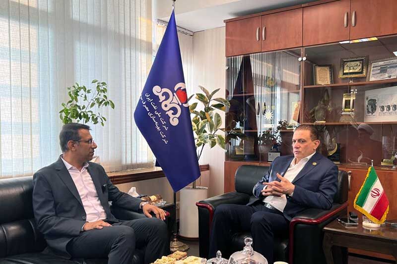 ابراز تمایل نماینده دولت‌های عربی برای سرمایه‌گذاری در صنعت نفت ایران، مدیرعامل شرکت بهینه‌سازی مصرف سوخت با نماینده اقتصادی و سرمایه‌گذاری دولت‌های عربی با هدف بررسی ایجاد فرصت‌های جدید در حوزه انرژی دیدار و گفت‌وگو کرد.