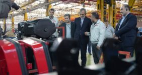 به گزارش خبرانرژی: حسین جابری انصاری افزود: این توفیقات علاوه برتأمین نیاز داخلی بستر حضور ایران دربازارهایی منطقه وبین‌المللی را با صدور خدمات فنی و مهندسی و صادرات محصولات نهایی تولیدات باارزش افزوده بالا را نیز ممکن ساخته است.