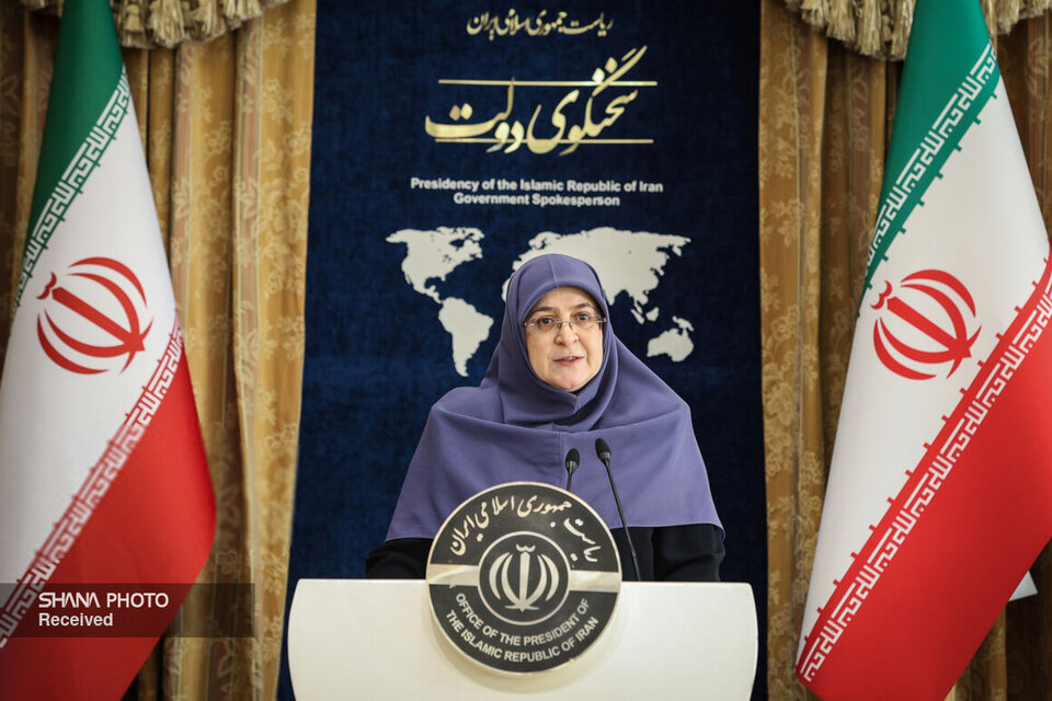 افزایش ۴۰ درصدی قیمت بنزین تکذیب شد، سخنگوی دولت برخی خبرسازی‌ها مبنی بر تصمیم دولت برای افزایش ۳۰ تا ۴۰ درصدی قیمت بنزین در سال آینده را تکذیب کرد و گفت: بحث‌های کارشناسی در دولت برای قیمت حامل‌های انرژی در جریان است.