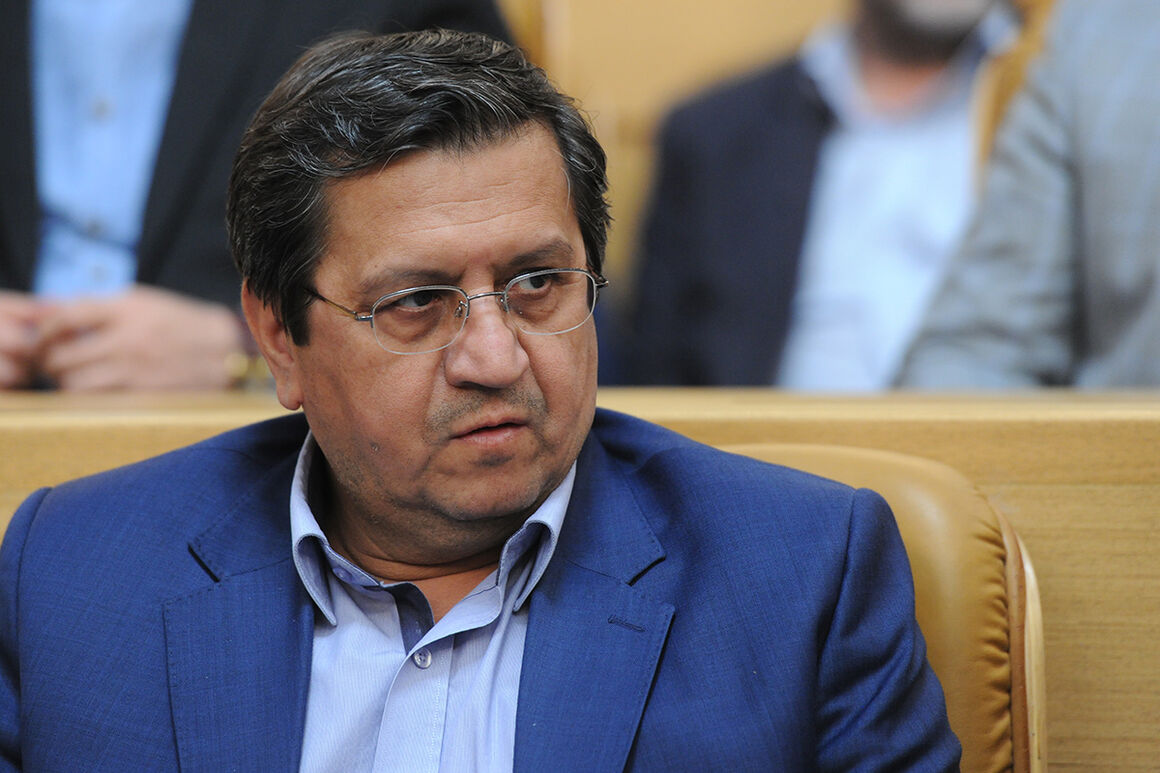 برای رشد اقتصادی منتظر افزایش قیمت نفت نباشیم، وزیر امور اقتصاد و دارایی گفت: نباید برای رشد اقتصادی منتظر افزایش قیمت نفت باشیم و باید ابزارهای غیر ارزی برای رشد اقتصادی را تقویت کنیم.