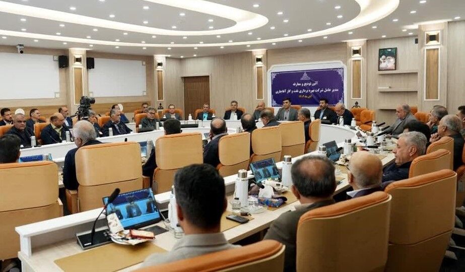 برنامه افزایش تولید در مناطق نفت‌خیز جنوب قابل دستیابی است، مدیرعامل شرکت ملی مناطق نفت‌خیز جنوب با بیان اینکه برنامه افزایش تولید در مناطق نفت‌خیز و شرکت‌های تابع با همت و تلاش همکاران، قابل دستیابی است، گفت: تأمین ملزومات برای تحقق برنامه تولید و توسعه مخازن، همچنین تکمیل پروژه‌های ناتمام ضروری است.