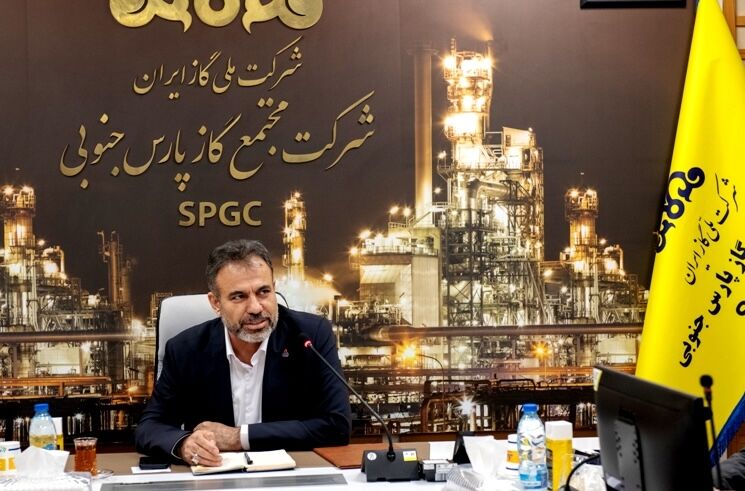 به گزارش خبرانرژی: غلامعباس حسینی در گفت‌وگو با شانا با بیان اینکه از ابتدای امسال تاکنون توانستیم با انجام تعمیرات اساسی شاخص و پیاده‌سازی اقدام‌های نوآورانه، همکاری با شرکت‌های دانش‌بنیان و سازندگان داخلی، ارسال گاز شیرین به خط سراسری، تأمین خوراک پتروشیمی‌های مستقر در پارس جنوبی، حجم صادرات محصولات و… نقش بسیار مهم و راهبردی در رشد اقتصادی کشور ایفا کنیم، گفت: هم‌اکنون پروژه کاهش سوختن مشعل از مهم‌ترین پروژه‌های اجرایی سال ۱۴۰۳ در بزرگ‌ترین مجتمع تولید گاز کشور است.