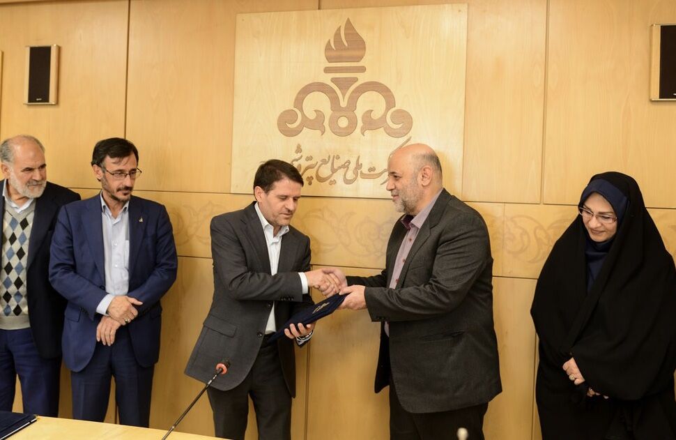 شرکت ملی صنایع پتروشیمی در کنار بخش تولید، سرپرست شرکت ملی صنایع پتروشیمی با تأکید بر اینکه اکنون شرکت‌های پتروشیمی نیازمند حمایت و پشتیبانی حاکمیت هستند، گفت: این شرکت باید در کنار بخش تولید قرار داشته باشد و زمینه رشد و پویایی همه شرکت‌ها را فراهم کند.