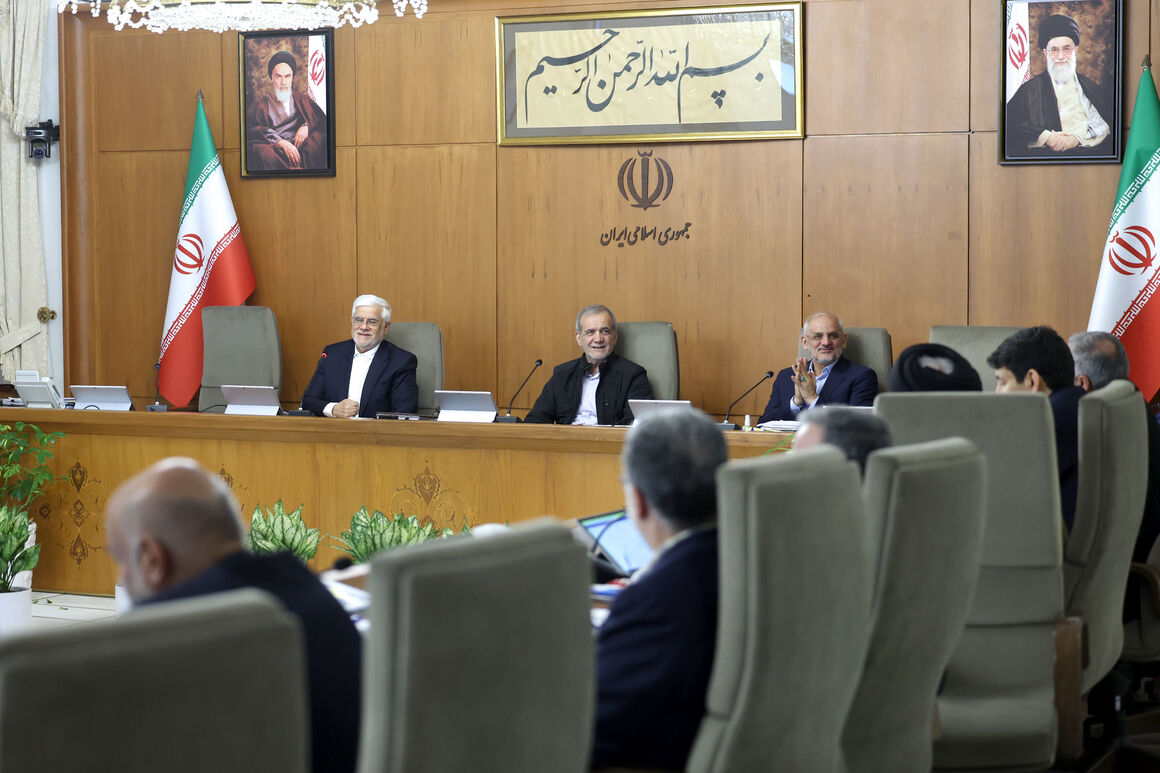 ضرورت تبیین سیاست‌های اصلاح الگوی مصرف، رئیس‌جمهوری بر ضرورت تبیین، ترویج و اجرای سیاست‌های اصلاح الگوی مصرف تأکید کرد و گفت‌: افزایش بهره‌وری منابع پایه همواره باید از اولویت‌های اصلی مدیران دستگاه‌های اجرایی باشد.