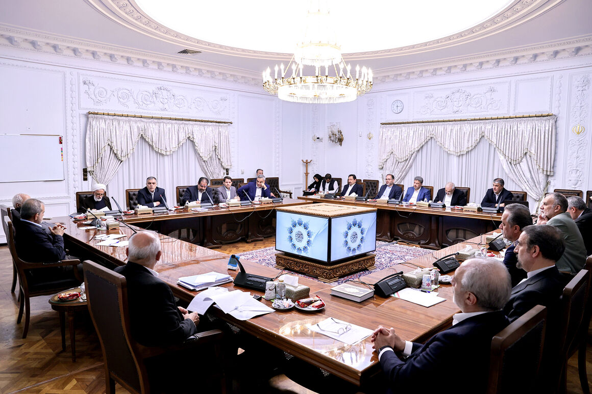 ضرورت تعیین تکلیف پروژه‌های نیمه‌تمام سرمایه‌گذاری مشترک خارجی، رئیس‌جمهوری با اشاره به تعیین تکلیف پروژه‌های سرمایه‌گذاری مشترک خارجی به‌ویژه در حوزه انرژی بر لزوم بهره‌گیری از ظرفیت همسایگان مرزی تأکید کرد.