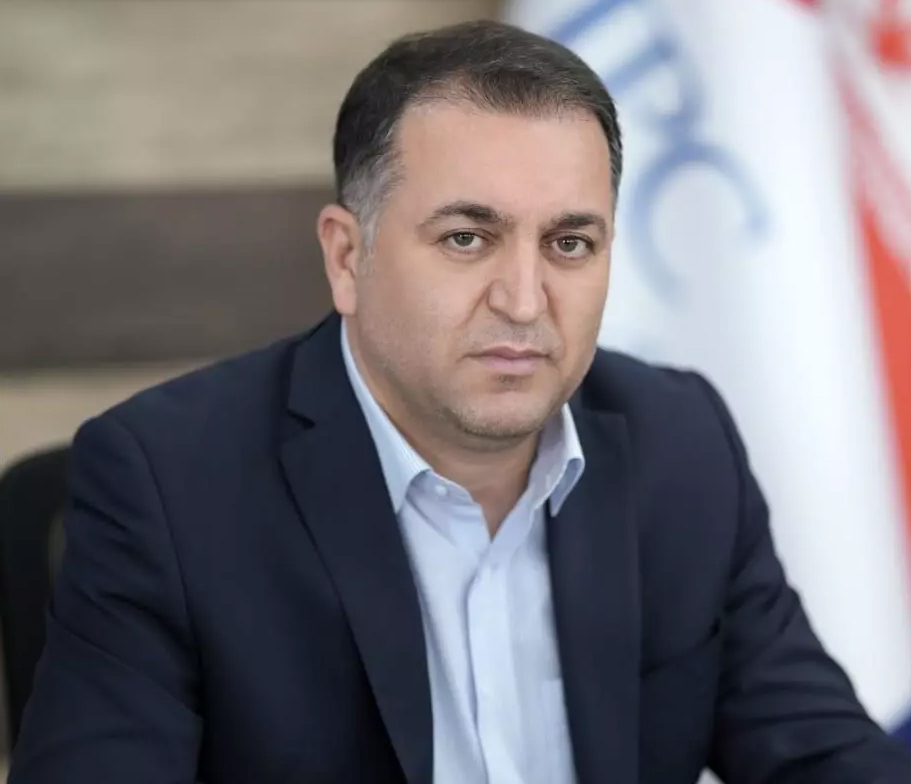 به گزارش  خبرانرژی به نقل از نفیرنفت: همزمان با خبر انتصاب عباس کریمی به عنوان مدیرعامل شرکت پتروشیمی شازند، موجی از انتقادات به این انتصاب، با انتشار نامه‌های سازمان‌های نظارتی در خصوص ایشان همراه شد.