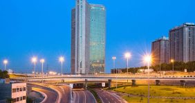 به گزارش خبرانرژی به نقل از پیام فوری: شاخص کل صنعت انبوه‌سازی در بورس در اواخر سال ۱۳۸۳ با افزایش ۳۷۵ درصدی از ۱۰۰ به ۴۸۰ واحد رسید که به دنبال آن نیز شرکت‌های فعال در این صنعت با رشد خوبی همراه شدند؛ اما پس از آن، شاخص مدت ۵/۶ سال را صرف ریزش، انباشت و ریز نوسانات زیر مقاومت ۴۸۰ واحدی کرد و مجدداً با عبور از آن توانست با افزایش ۱۶۵ درصدی به محدوده ۱۲۹۸ واحد دست یابد.