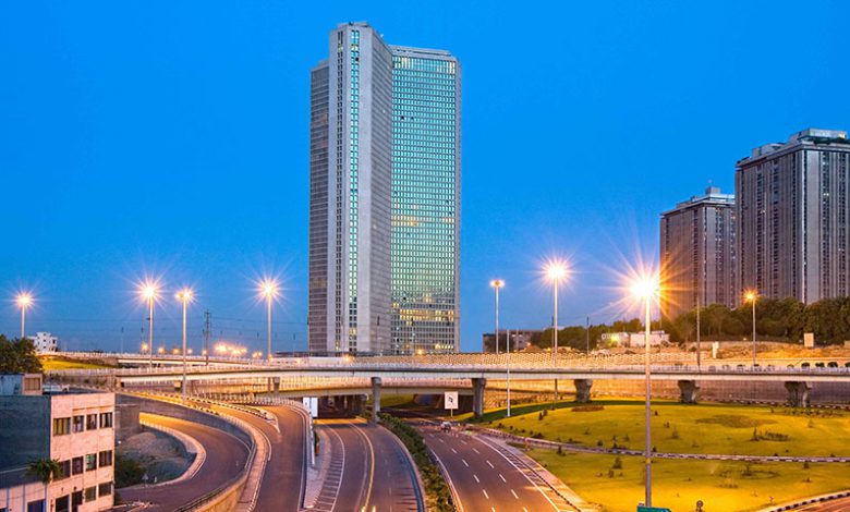 به گزارش خبرانرژی به نقل از پیام فوری: شاخص کل صنعت انبوه‌سازی در بورس در اواخر سال ۱۳۸۳ با افزایش ۳۷۵ درصدی از ۱۰۰ به ۴۸۰ واحد رسید که به دنبال آن نیز شرکت‌های فعال در این صنعت با رشد خوبی همراه شدند؛ اما پس از آن، شاخص مدت ۵/۶ سال را صرف ریزش، انباشت و ریز نوسانات زیر مقاومت ۴۸۰ واحدی کرد و مجدداً با عبور از آن توانست با افزایش ۱۶۵ درصدی به محدوده ۱۲۹۸ واحد دست یابد.