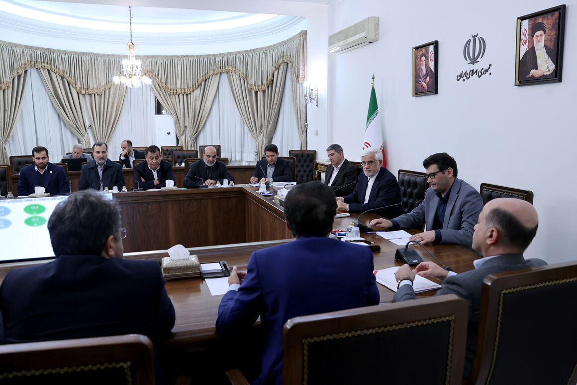 نقش محوری صنعت پتروشیمی در تولید و افزایش ثروت ملی، معاون اول رئیس‌جمهوری با تأکید بر نقش مهم، کلیدی و محوری صنعت پتروشیمی در تولید و افزایش ثروت ملی گفت: هیچ راهی جز اینکه به جایگاه اول در صادرات محصولات پتروشیمی در منطقه برسیم وجود ندارد، نیروهای علمی برجسته این صنعت، مزیت مهم پتروشیمی ایران در مقایسه با سایر کشورهای جهان هستند.