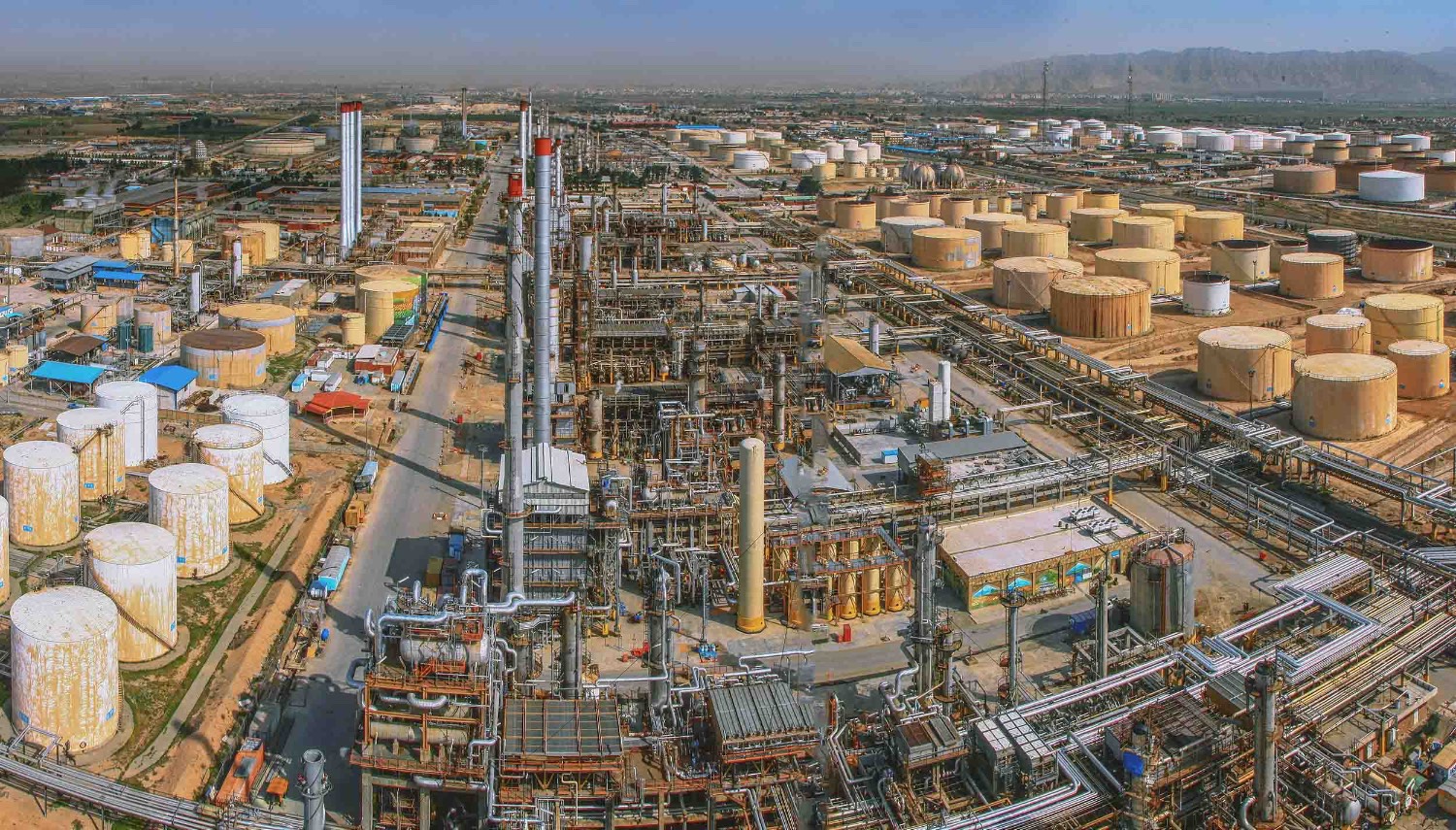 به گزارش خبرانرژی:‌ هوشنگ‌ هادیان‌پور در اعتراض به انتخاب مدیر عامل جدید پتروشیمی شازند اظهار کرد: بررسی کارنامه مدیریتی فردی که به عنوان مدیرعامل جدید پتروشیمی شازند انتخاب شده است بیانگر آن است که وی سابقه مدیریتی مناسبی نداشته و سوءمدیریت دارد مضافاً بر اینکه دوتابعیتی است و مغایر با مفاد قانونی منع بکارگیری افراد دوتابعیتی است.