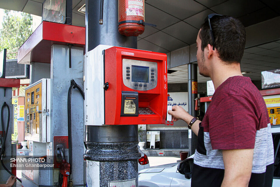 ۶۰ لیتر سهمیه بنزین آذر شارژ شد، ۶۰ لیتر سهمیه بنزین آذر ۱۴۰۳ خودروهای شخصی بدون هیچ‌گونه تغییری، ساعت صفر بامداد پنج‌شنبه (یکم آذر) در کارت‌های هوشمند سوخت شخصی شارژ شد.