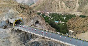 به گزارش خبرانرژی: در این دیدار که با حضور دبیر هیئت دولت، وزیر راه و شهرسازی، رئیس سازمان برنامه و بودجه کشور، رئیس کل بانک مرکزی و «سرمایه‌گذاران و بهره‌برداران آزادراه‌های کشور» صورت گرفت، معاون اول رئیس‌جمهور بعد از شنیدن گزارش‌ها و پیشنهادهای فعالان بخش آزادراهی کشور گفت: واقعیت این است که در سه دهه گذشته،کارهای بسیار ارزشمندی در بخش زیربنایی راه‌ها صورت گرفته است که باعث شده وضعیت ما در این حوزه، نسبت به ۳۰ سال گذشته اصلا قابل مقایسه نباشد و آنچه که امروز داریم توان و ظرفیت کشور در حوزه طراحی و اجرای‌ آزادراه‌ها با مشارکت بخش خصوصی را نشان می‌دهد، آزادراه تهران– شمال، با تونل‌ها و جاده‌هایی که در آن ساخته شده، باعث غرور و افتخار است.