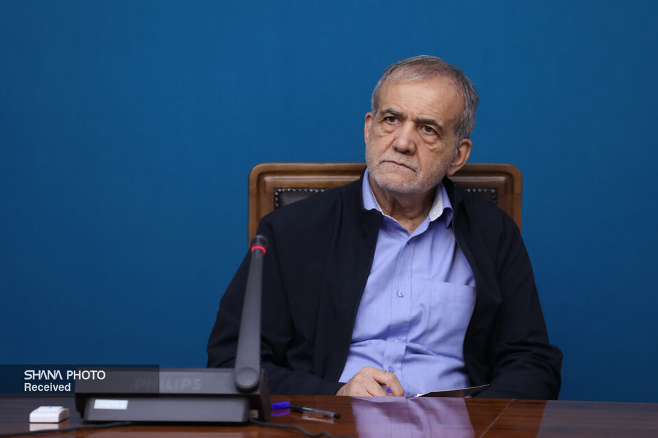 افراد مرفه تا ۱۰ برابر افراد فقیر از انرژی و یارانه انرژی استفاده می‌کنند، رئیس‌جمهوری با بیان اینکه امروز یارانه زیادی به برق، گاز و بنزین می‌دهیم و کسانی که انرژی بیشتری مصرف می‌کنند، یارانه بیشتری نیز دریافت می‌کنند، گفت: امروز افراد پولدار تا ۱۰ برابر افراد فقیر از انرژی و یارانه انرژی استفاده می‌کنند.