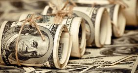 به گزارش خبرانرژی: در هفته‌های اخیر بهای ارزهای عمده در بازار غیررسمی افزایش یافته و این اقدام در حالی رخ داده که وزارت امور اقتصادی و دارایی و بانک مرکزی برای نزدیک کردن نرخ‌ها در بازار نیمایی و غیررسمی در تلاشند که در همین راستا بازار ارز تجاری از ۲۴ آذرماه فعالیت رسمی خود را آغاز کرده است.