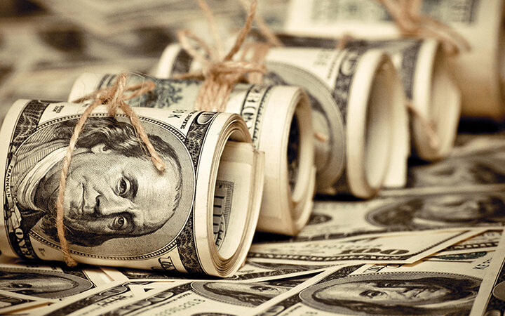 به گزارش خبرانرژی: در هفته‌های اخیر بهای ارزهای عمده در بازار غیررسمی افزایش یافته و این اقدام در حالی رخ داده که وزارت امور اقتصادی و دارایی و بانک مرکزی برای نزدیک کردن نرخ‌ها در بازار نیمایی و غیررسمی در تلاشند که در همین راستا بازار ارز تجاری از ۲۴ آذرماه فعالیت رسمی خود را آغاز کرده است.