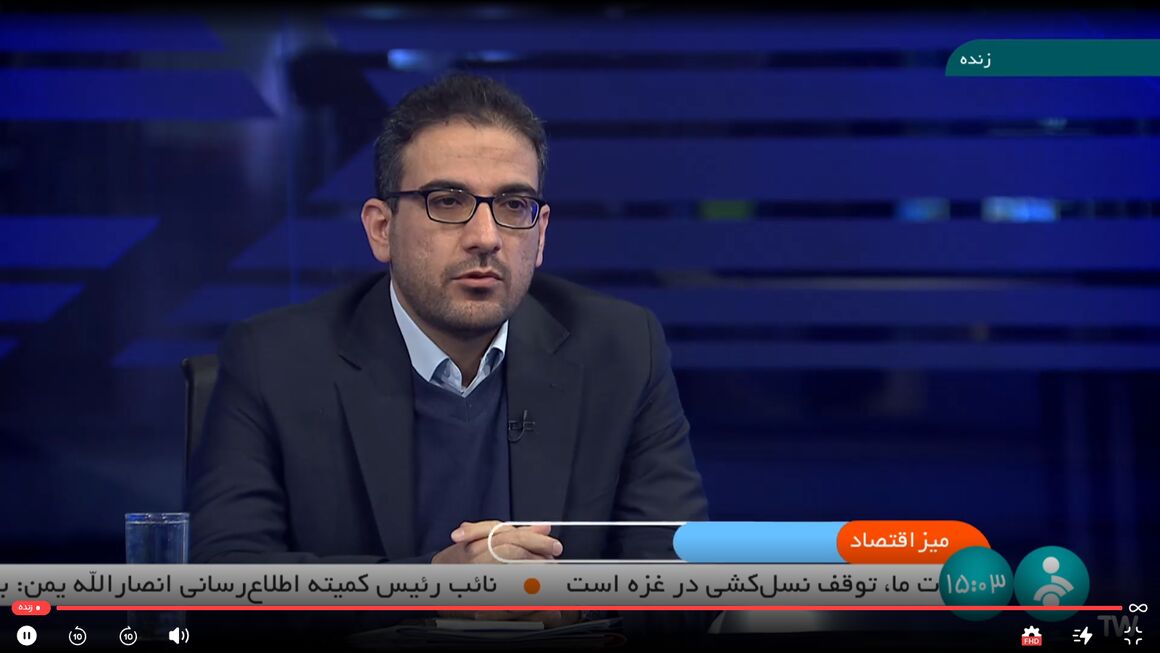 به گزارش خبرانرژی به نقل از شانا، سجاد خلیلی روز دوشنبه (۳ دی) با حضور در برنامه میز اقتصاد شبکه خبر سیما با بیان اینکه سامانه پایش یکپارچه مبادلات مواد نفتی شامل زنجیره تأمین نفت و گاز می‌شود، اظهار کرد: دامنه این موضوع بسیار گسترده است. یعنی از زمانی که نفت در چاه‌های نفتی تولید می‌شود تا انتقال به انبار و سپس واحدهای بهره‌برداری و خطوط لوله، تحویل به پالایشگاه‌های ده‌گانه و در نهایت تحویل به انبارهای شرکت ملی پخش و توزیع به مبادی مصرف، تمام این مراحل مختلف در این زنجیره وجود دارد که باید تحت نظارت قرار گیرد.