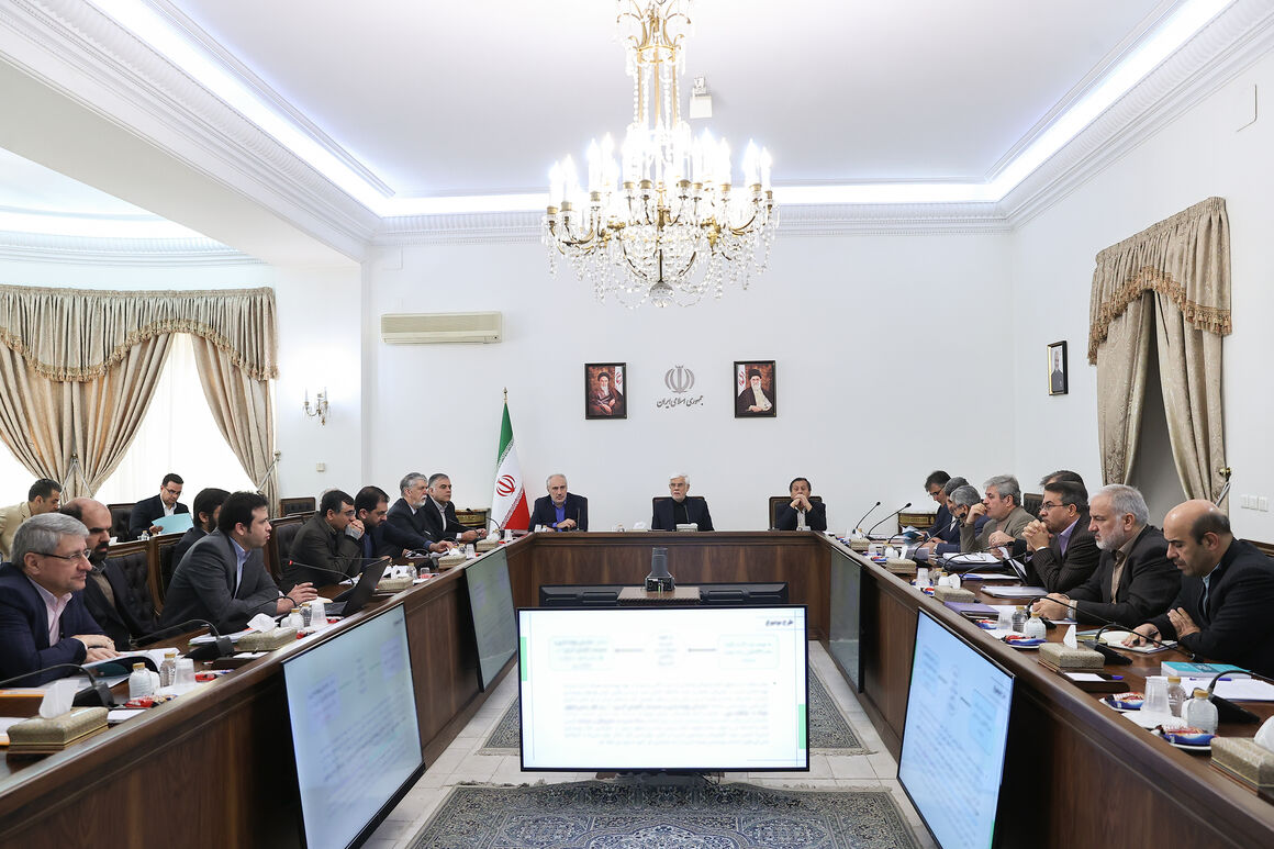 به گزارش خبرانرژی به نقل از پایگاه اطلاع‌رسانی معاون اول رئیس‌جمهوری، در نشست امروز (دوشنبه، ۱۲ آذر) شورای‌عالی راهبری برنامه هفتم پیشرفت که به ریاست محمدرضا عارف، معاون اول رئیس‌جمهوری برگزار شد، تشکیل سازمان بهینه‌سازی و مدیریت راهبردی انرژی، تعیین ناظران مالی و اجرایی موضوع ماده ۱۱۸ قانون برنامه، اولویت‌بندی احکام و موضوعات فصل اصلاح نظام بانکی، پیاده‌سازی و اجرای ماده ۱۱۹ قانون برنامه و وضعیت آیین‌نامه‌های اجرایی برنامه هفتم پیشرفت مورد بحث و بررسی قرار گرفت.