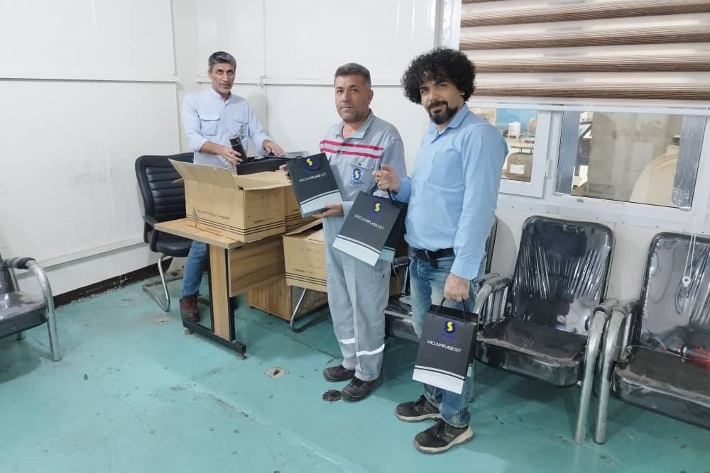 به گزارش خبرانرژی، شرکت سمندیس دوشنبه هفته گذشته 19 آذرماه 1403 طی مراسمی و با حضور جمعی از مدیران از کارگران، متخصصان و کارشناسان فنی و کارکنان پالایشگاه ششم که در مدت زمان 2 سال حضور این شرکت به عنوان پیمانکار تعمیرات اساسی پالایشگاه ششم، با همراهی و تلاش شبانه‌روزی خود، باعث موفقیت و سربلندی این شرکت در انجام امور محوله شدند، قدردانی کرد.