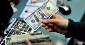 به گزارش خبرانرژی: عبدالناصر همتی وزیر اقتصاد و دارایی به تازگی جلسهای در خصوص بازار ارز با جمعی از اقتصاددانان داشت؛ در این جلسه که ششم دی ماه برگزار شد، صاحب نظران اقتصادی نیز دیدگاههای خود را درباره مدیریت بازار ارز به عنوان یکی از مولفههای مهم در اقتصاد کلان مطرح کردند.