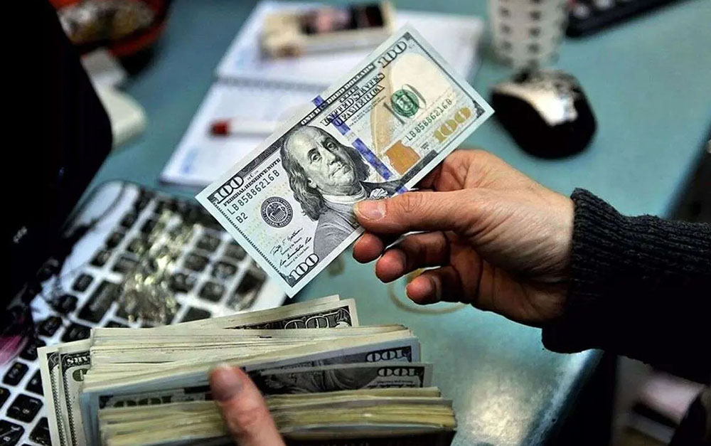 به گزارش خبرانرژی: عبدالناصر همتی وزیر اقتصاد و دارایی به تازگی جلسه‌ای در خصوص بازار ارز با جمعی از اقتصاددانان داشت؛ در این جلسه که ششم دی ماه برگزار شد، صاحب نظران اقتصادی نیز دیدگاه‌های خود را درباره مدیریت بازار ارز به عنوان یکی از مولفه‌های مهم در اقتصاد کلان مطرح کردند.