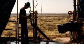 شمار دکل‌های حفاری آمریکا افزایش یافت، شرکت خدمات انرژی بیکرهیوز از افزایش تعداد دکل‌های نفت و گاز طبیعی شرکت‌های حفاری آمریکا برای نخستین بار در هشت هفته اخیر خبر داد.