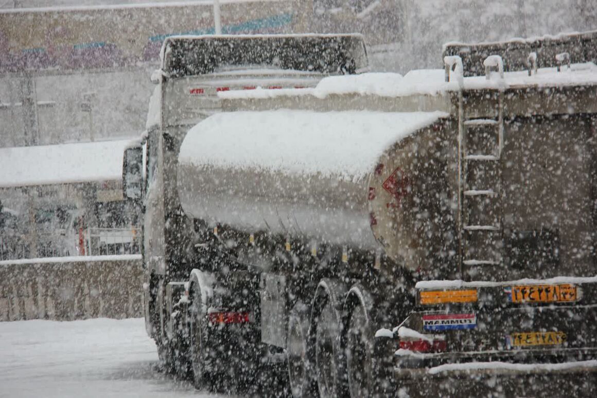 قدردانی معاون وزیر نفت از تلاشگران عرصه سوخت‌رسانی، مدیرعامل شرکت ملی پالایش و پخش فرآورده‌های نفتی ایران در پیامی از تلاش شبانه‌روزی و بی‌وقفه مجموعه تلاشگران سوخت‌رسانی در این روزهای سرد تشکر و قدردانی کرد.