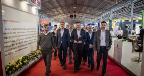 مجتمع گاز پارس جنوبی بازار بزرگ برای سازندگان داخلی، مدیرعامل مجتمع گاز پارس جنوبی با بیان اینکه شرکت‌های ایرانی باید نیازهای بزرگترین مجتمع گازی کشور را شناسایی کنند، گفت: ۱۳ پالایشگاه مجتمع گاز پارس جنوبی بزرگ‌ترین بازار برای سازندگان ایرانی و دانش‌بنیان‌ها به شمار می‌روند.