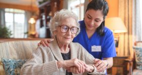 اصول مراقبت از سالمندان در سرما، افت دما (هیپوترمی)، سرمازدگی، سقوط و زمینخوردگی از شایعترین مشکلات مراقبت از سالمندان در فصل سرما است.