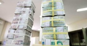 به گزارش خبرانرژی: طهماسب مظاهری؛ کارشناس اقتصادی درباره حذف چهار صفر از پول ملی اظهار کرد: حذف صفر از پول ملی یا همان اصلاح پولی زمانی اتفاق میافتد که یک کشور چند سالِ پیدرپی تورمهای بالا را تجربه کند و ارزش پول ملی آن کم شود و در نهایت هم پول ملی آن کشور به نسبت کشورهایی که با آنها خریدوفروش و مراوده دارد نامتناسب و نامعقول شود.