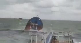 نشت محموله‌های سوخت در تنگه کرچ بر اثر نصف شدن نفتکش روس، یک نفتکش روس حامل هزاران تن فرآورده نفتی به‌دلیل امواج شدید توفان در تنگه کرچ به گل نشست و پس از جدا شدن دماغه آن دچار حادثه نشت محموله‌های سوختی شد.