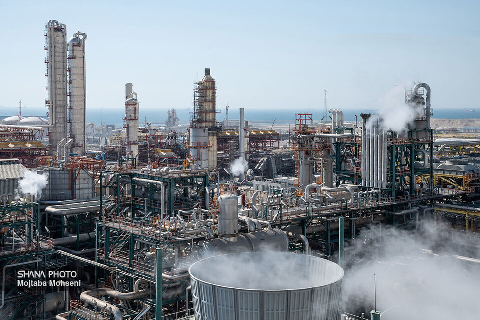 نقش حیاتی صنعت پتروشیمی در ارتقای جایگاه ایران در اقتصاد بین‌المللی، مدیرعامل شرکت ملی صنایع پتروشیمی در پیامی به مناسبت فرا رسیدن ۸ دی، روز صنعت پتروشیمی نوشت: امروز این صنعت نه‌تنها تأمین‌کننده بخش مهمی از نیازهای داخلی کشور است، بلکه با حضور مقتدرانه در بازارهای جهانی، نقشی حیاتی در حفظ و ارتقای جایگاه ایران در اقتصاد بین‌المللی ایفا می‌کند.