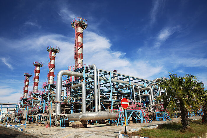 آغاز تعمیرات اساسی واحد بنزین‌سازی پالایشگاه لاوان، مدیر اداره نگهداری و تعمیرات شرکت پالایش نفت لاوان اظهار کرد: تعمیرات اساسی و احیای واحد بنزین‌سازی تبدیل کاتالیستی شرکت پالایش نفت لاوان با هدف ارائه محصولات با کیفیت و خدمات پایدار، افزایش سطح دسترسی تجهیزات و حفظ ظرفیت تولید آغاز شد