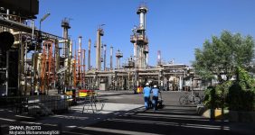 استفاده از ظرفیت پتروپالایشگاه‌ها برای کاهش خام‌فروشی، وزیر نفت درباره برنامه وزارت نفت برای کاهش خام‌فروشی نفت گفت: موضوع پتروپالایشگاه‌ها و مینی پالایشگاه‌ها ازجمله طرح‌هایی است که ظرفیت قانونی آن در برنامه هفتم دیده شده و در بودجه سنواتی نیز به آن پرداخته شده است و تلاش می‌شود این ظرفیت‌ها بیش از پیش فعال شود.