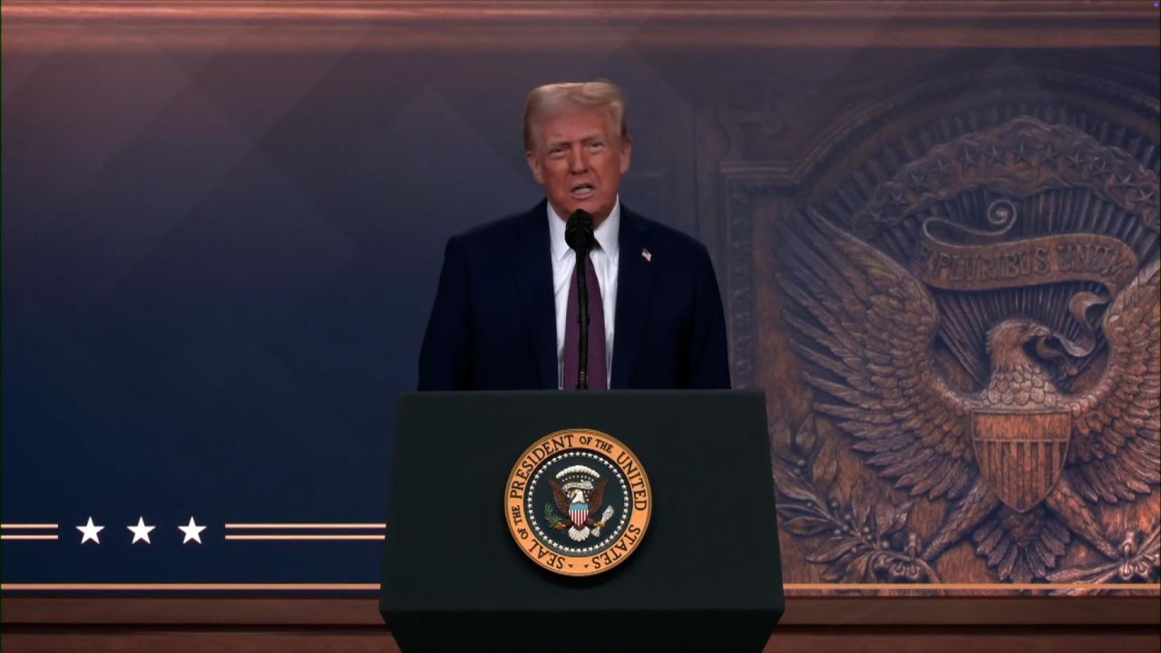 به گزارش خبرانرژی به نقل از رویترز، قیمت نفت در معامله‌های روز جمعه (پنجم بهمن) تغییر چندانی نداشت، اما پس از اعلام طرح گسترده آمریکا برای افزایش تولید نفت از سوی دونالد ترامپ، رئیس‌جمهوری ایالات متحده و درخواستش از اعضای سازمان کشورهای صادرکننده نفت (اوپک) برای کاهش قیمت‌ نفت خام، قیمت‌ این کالای راهبردی در مسیر کاهش هفتگی قرار گرفت.