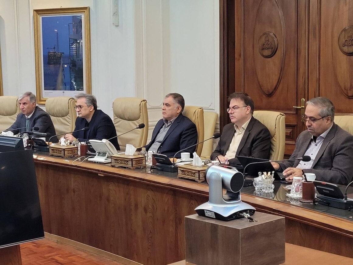 ایجاد فضای امن و شفاف برای سرمایه‌گذاران در اولویت برنامه‌های وزارت نفت، وزیر نفت از آمادگی وزارت نفت برای همکاری با بخش خصوصی و اتاق‌های بازرگانی به‌منظور تحقق اهداف کلان اقتصادی کشور خبر داد و گفت: ایجاد فضای امن و شفاف برای سرمایه‌گذاران در اولویت برنامه‌های این وزارتخانه قرار دارد.