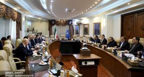 به گزارش خبرانرژی به نقل از شانا، محسن پاکنژاد سهشنبه، دوم بهمن در دیدار با شاهین مصطفییف و هیئت همراه با بیان اینکه این نشستها در ارتقای مناسبات دو کشور در حوزههای مختلف مؤثر است، اظهار کرد: در سیاست خارجی جمهوری اسلامی ایران، همسایگان اولویت ویژهای دارند و در این میان جایگاه جمهوری آذربایجان هم خاص است.