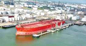 به گزارش  خبرانرژی: از محسن قمصری ، درباره احتمال اعمال فشارهای جدید از سوی امریکا بروی صادرات نفت ایران بخصوص برای خرید نفت از سوی چین اظهار داشت: در دنیای سیاست هرچیزی ممکن است و صفر و صد نیست، نمی‌توانیم به طور قطع بگوییم این اتفاق رخ خواهد داد یا خیر. کمااینکه این سابقه وجود دارد که در سال ۹۳ و ۹۴ هم شاهد این وقایع بوده‌ایم که فشارهای امریکا منجر به تغییراتی در تقاضای نفت خام ایران از سوی چین شده است.