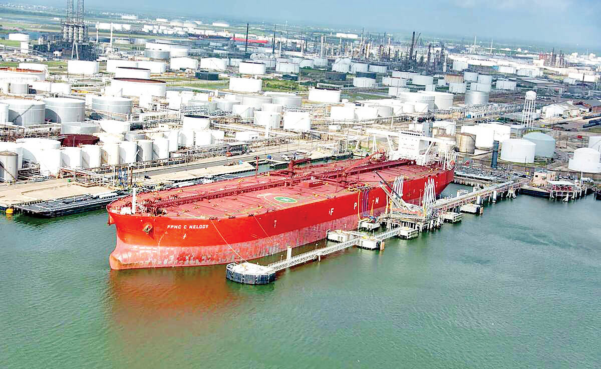 به گزارش  خبرانرژی: از محسن قمصری ، درباره احتمال اعمال فشارهای جدید از سوی امریکا بروی صادرات نفت ایران بخصوص برای خرید نفت از سوی چین اظهار داشت: در دنیای سیاست هرچیزی ممکن است و صفر و صد نیست، نمی‌توانیم به طور قطع بگوییم این اتفاق رخ خواهد داد یا خیر. کمااینکه این سابقه وجود دارد که در سال ۹۳ و ۹۴ هم شاهد این وقایع بوده‌ایم که فشارهای امریکا منجر به تغییراتی در تقاضای نفت خام ایران از سوی چین شده است.