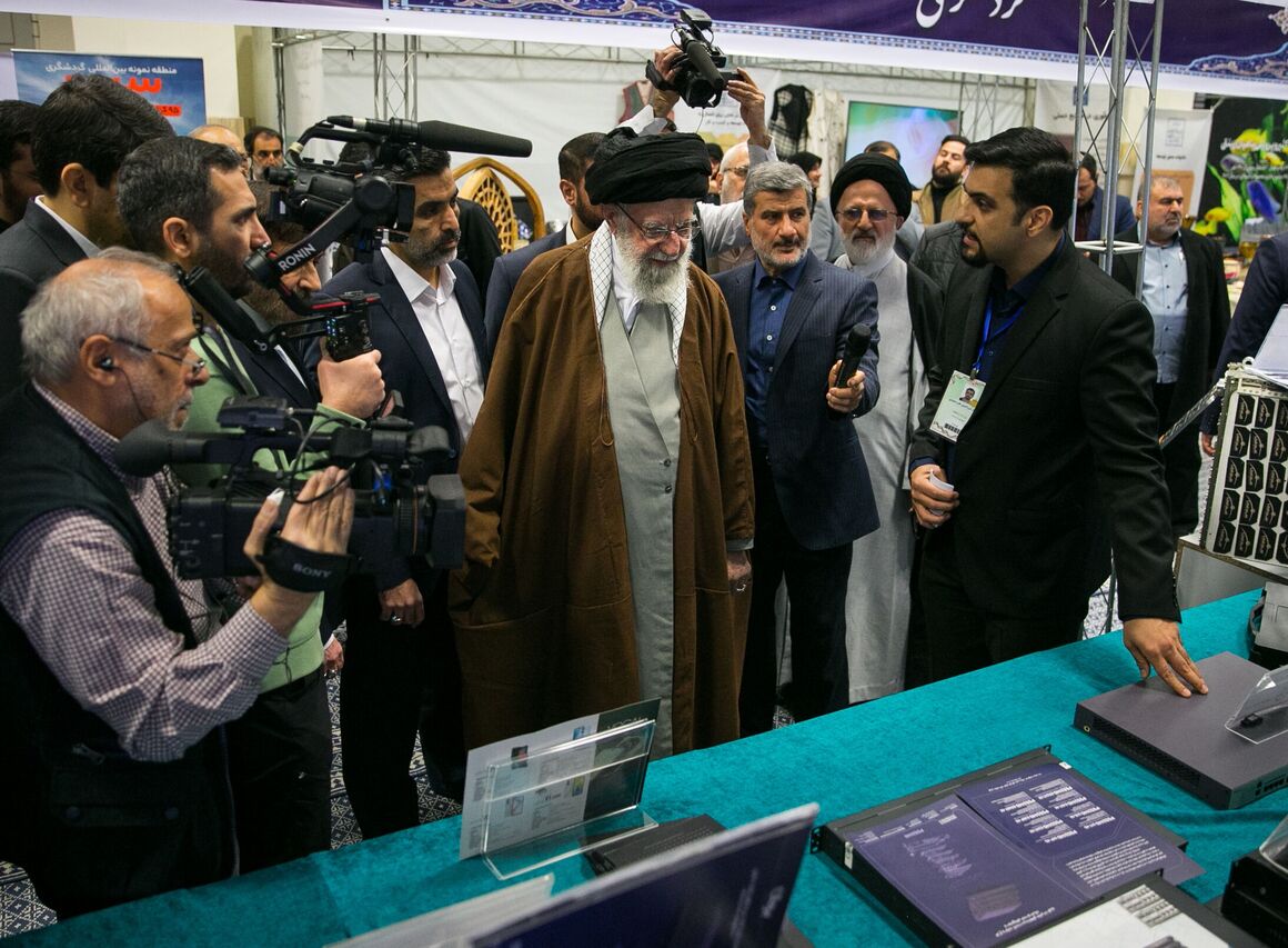 تنها راه پیشبرد کشور استفاده از توانمندی‌های بخش خصوصی است، رهبر معظم انقلاب اسلامی در بازدید از نمایشگاه پیشگامان پیشرفت، رویداد ملی توانمندی‌ها و دستاوردهای بخش خصوصی، تنها راه پیشبرد کشور را استفاده از توانمندی‌های بخش خصوصی دانستند.