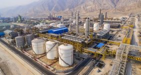 به گزارش خبرانرژی به نقل از هلدینگ پتروفرهنگ، جواد زارع‌پور با اشاره به اینکه سفارش‌گذاری‌های ساخت کاتالیست سنتز متانول، رآکتور فوق‌سنگین متانول، مبدل‌های حرارتی و سکندری ریفورمر برای نخستین بار در کشور از سوی این هلدینگ انجام شد و ایران در این زمینه به خودکفایی رسید، اظهار کرد: این باور به توان مهندسان و متخصصان داخلی اکنون در هلدینگ نهادینه شده است و ریل‌گذاری آن، چشم‌اندازی جدید را برای صنعت پتروشیمی کشور رقم خواهد زد.