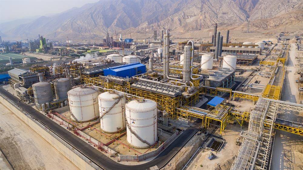 به گزارش خبرانرژی به نقل از هلدینگ پتروفرهنگ، جواد زارع‌پور با اشاره به اینکه سفارش‌گذاری‌های ساخت کاتالیست سنتز متانول، رآکتور فوق‌سنگین متانول، مبدل‌های حرارتی و سکندری ریفورمر برای نخستین بار در کشور از سوی این هلدینگ انجام شد و ایران در این زمینه به خودکفایی رسید، اظهار کرد: این باور به توان مهندسان و متخصصان داخلی اکنون در هلدینگ نهادینه شده است و ریل‌گذاری آن، چشم‌اندازی جدید را برای صنعت پتروشیمی کشور رقم خواهد زد.