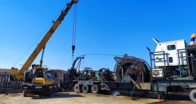 به گزارش خبرانرژی به نقل از شرکت ملی مناطق نفتخیز جنوب، قباد ناصری با بیان اینکه ماندهیابی چاه بنگستانی نفت و گاز مارون بدون استقرار دکل و با تکیه بر توان فنی و عملیاتی کارکنان صنعت نفت انجام شد، اظهار کرد: بهدنبال ماندهگذاری حدود ۲ هزار و ۳۰۰ متر لوله هنگام رفع مانع و تمیزسازی ستون این چاه بهوسیله دستگاه لوله مغزی سیار و توقف تولید ۲ هزار و ۵۰۰ بشکه در روز نفت خام، پس از بررسیهای میدانی و برگزاری نشستهای متعدد تخصصی، ماندهیابی بدون حضور دکل و با رعایت الزامات ایمنی در دستور کار کارشناسان قرار گرفت.