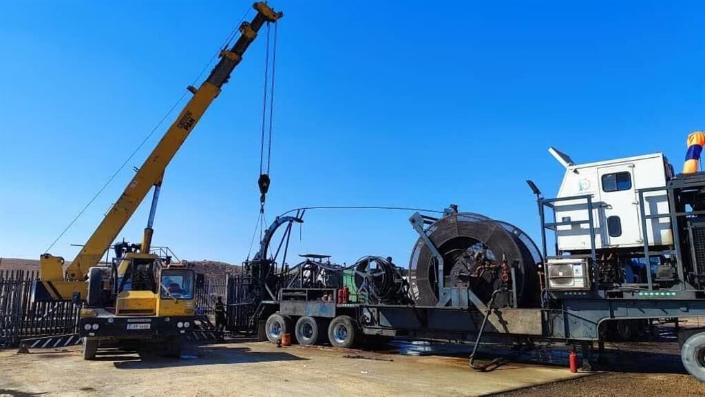 به گزارش خبرانرژی به نقل از شرکت ملی مناطق نفت‌خیز جنوب، قباد ناصری با بیان اینکه مانده‌یابی چاه بنگستانی نفت و گاز مارون بدون استقرار دکل و با تکیه بر توان فنی و عملیاتی کارکنان صنعت نفت انجام شد، اظهار کرد: به‌دنبال مانده‌گذاری حدود ۲ هزار و ۳۰۰ متر لوله هنگام رفع مانع و تمیزسازی ستون این چاه به‌وسیله دستگاه لوله مغزی سیار و توقف تولید ۲ هزار و ۵۰۰ بشکه در روز نفت خام، پس از بررسی‌های میدانی و برگزاری نشست‌های متعدد تخصصی، مانده‌یابی بدون حضور دکل و با رعایت الزامات ایمنی در دستور کار کارشناسان قرار گرفت.