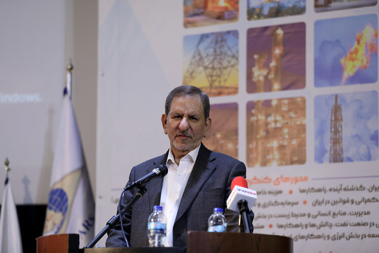 به گزارش خبرانرژی به نقل از شانا، اسحاق جهانگیری روز (شنبه، ششم بهمن) در آیین گشایش دهمین کنگره راهبردی و نمایشگاه نفت و نیرو که در محل پژوهشگاه نیرو برگزار شد، با بیان اینکه انرژی ستون فقرات کشور محسوب می‌شود، اظهار کرد: بی‌شک بدون انرژی توسعه و پیشرفت برای کشور بی‌معناست.