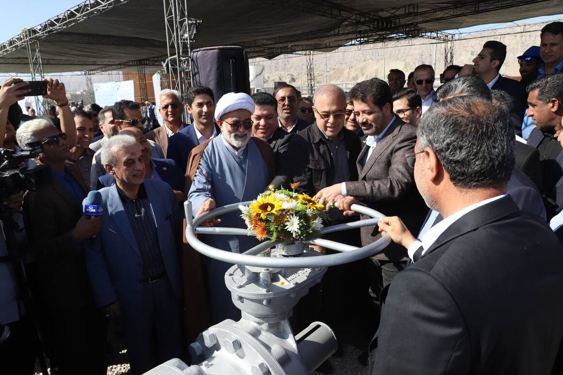 خط لوله تأمین خوراک پالایشگاه بندرعباس‌ به‌طور رسمی به بهره‌برداری رسید، خط لوله تأمین خوراک پالایشگاه بندرعباس‌ (انشعابی از خط لوله نفت‌خام گوره - جاسک) با ظرفیت ۳۰۰ هزار بشکه در روز و با هدف افزایش پایداری تولید و توسعه زیرساخت‌های راهبردی کشور به‌طور رسمی به بهره‌برداری رسید.