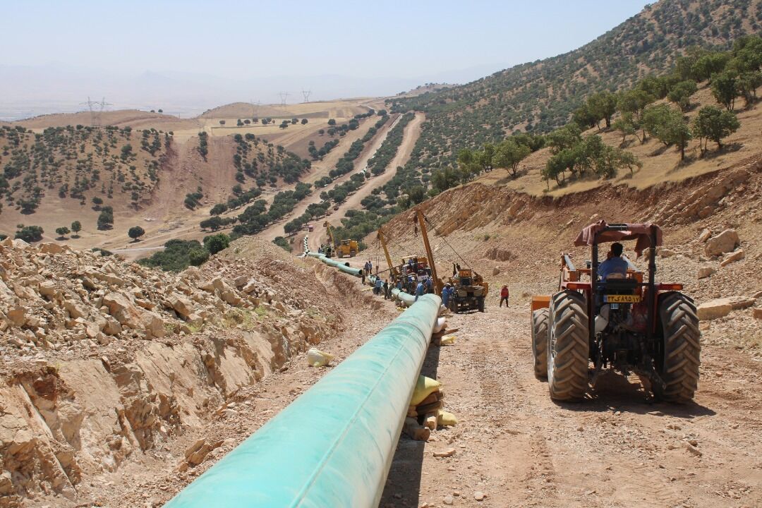 به گزارش خبرانرژی: شهداد فروتن در گفت‌وگو با شانا با اشاره به ابلاغ مصوبه طرح احداث خط لوله نفت خام ترش سبزآب – ری در سال ۱۳۹۳ به شرکت ملی مهندسی و ساختمان نفت ایران اظهار کرد: هدف از احداث این خط لوله، تأمین خوراک تکمیلی پالایشگاه‌های کرمانشاه، شازند، تهران، تبریز و زیرساخت لازم برای تأمین خوراک پالایشگاه آناهیتاست.