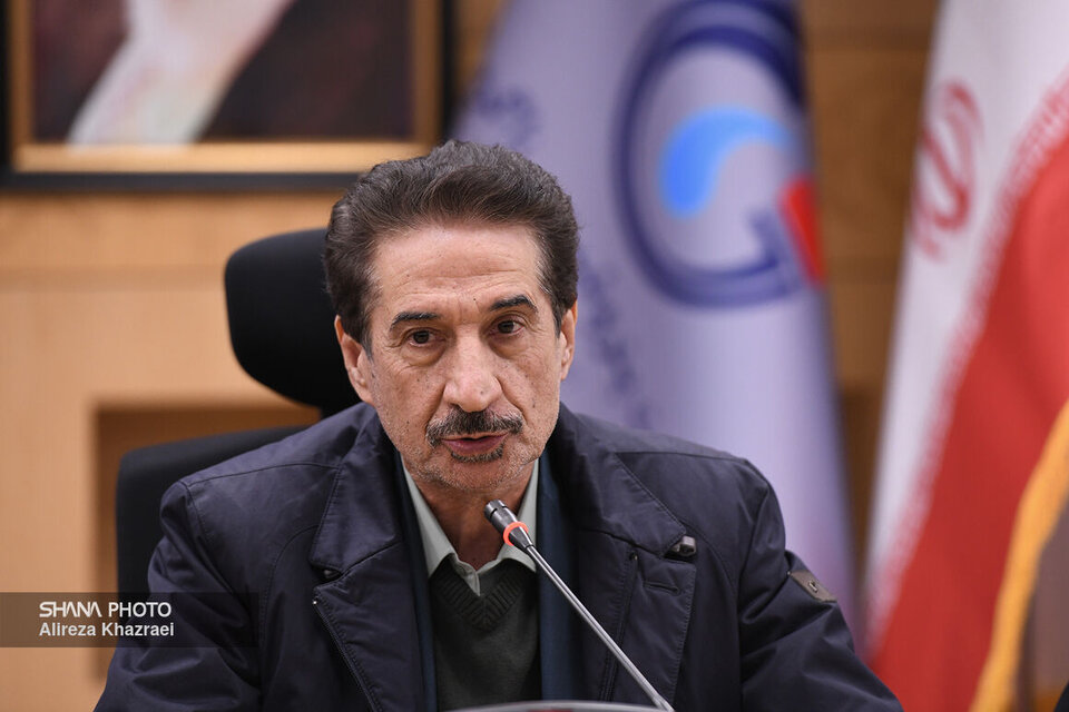 سرمایه‌گذاری پتروشیمی‌ها برای رفع ناترازی گاز، دبیرکل انجمن صنفی کارفرمایی صنعت پتروشیمی با تأکید بر اینکه صنعت پتروشیمی به‌دنبال سرمایه‌گذاری در میدان‌ها است، گفت: با اجرای ۱۰ تفاهم‌نامه توسعه میدان‌ها که میان شرکت ملی نفت ایران و هلدینگ‌های پتروشیمی امضا شده است، ۲۲۰ میلیون مترمکعب به ناترازی گاز کشور کمک می‌شود.