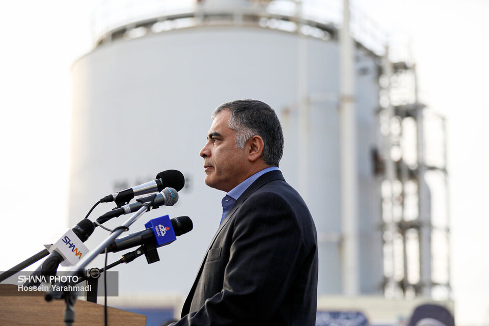 به گزارش خبرانرژی به نقل از شانا، محسن پاک‌نژاد روز چهارشنبه، سوم بهمن در آیین بهره‌برداری از فاز دوم طرح نمک‌زدایی اهواز متمرکز با بیان اینکه بر اساس اهداف کمّی تعیین شده در برنامه هفتم پیشرفت، توان تولید نفت خام کشور در پایان این برنامه باید به ۴ میلیون و ۵۸۰ هزار بشکه در روز برسد، اظهار کرد: بر اساس برآوردهای دقیق کارشناسی ازجمله الزامات دستیابی به این هدف، تأمین سرمایه مورد نیاز حدود ۴۵ میلیارد دلار در فاصله زمانی پنج‌ سال تا پایان برنامه است، یعنی به‌طور متوسط سالانه به حدود ۹ میلیارد دلار سرمایه برای رسیدن به این هدف نیاز داریم که در این زمینه باید ضمن برنامه‌ریزی دقیق و مناسب از ظرفیت‌های قانونی تعیین شده استفاده شود.